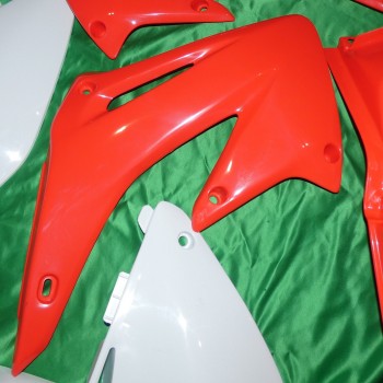 Carenage plastiques UFO pour HONDA CR 125 et 250 R de 2002 à 2003 HOKIT101999 rouge et blanc